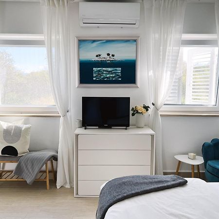 Modern Apartment In The Heart Of Njivice Bagian luar foto